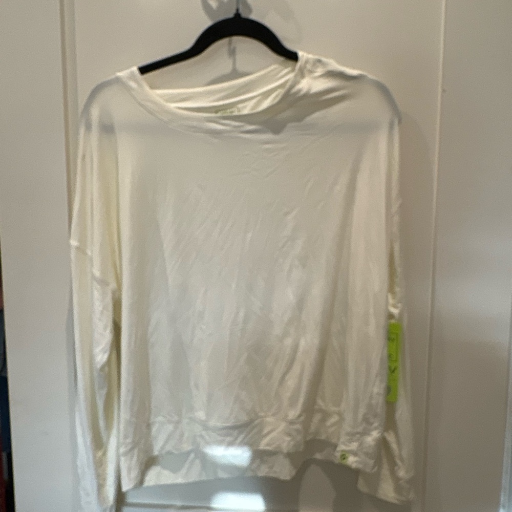 Lucky in love Women's Cream Long-Sleeve Lightweight Crewneck Top